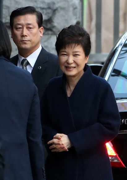 박 전 대통령, 또 미소