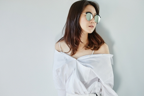 국내 아이웨어 브랜드 스테판크리스티앙이 2017 S/S 시즌의 새 뮤즈로 배우 공효진을 선정했다고 밝혔다. 이번 시즌의 테마로 ‘걸 크러쉬’를 선택한 스테판크리스티앙은 공효진의 유니크한 스타일과 세련된 이미지로 스테판크리스티앙의 제품들을 돋보이게 할 예정이라고 전했다.