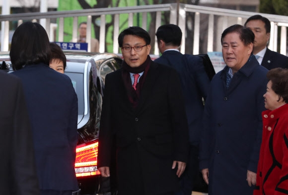 측근들과 악수하는 박 전 대통령