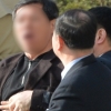 [서울포토] ’박 전 대통령 구속’ 외치다 제지당하는 시민