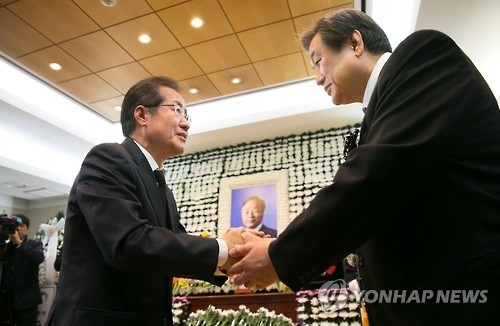 김영삼 전 대통령 빈소에서 만난 홍준표-김무성