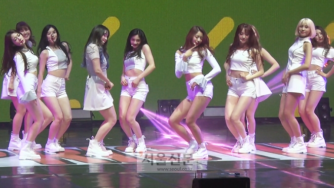 걸그룹 프리스틴이 타이틀곡 ‘위 우’(WEE WOO)로 데뷔 무대를 선보이고 있다. 김형우 기자 hwkim@seoul.co.kr