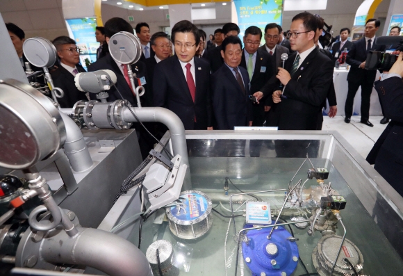 ‘세계 물의 날’ 전시장 둘러보는 황 권한대행