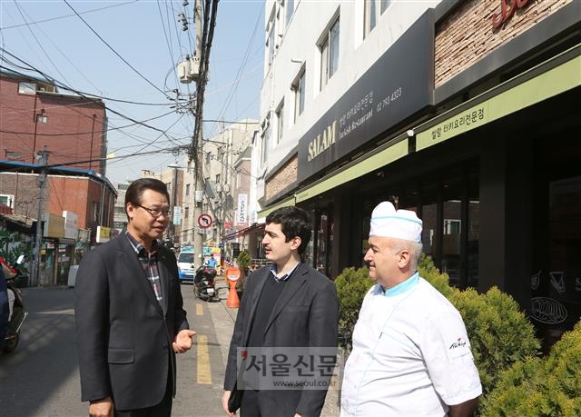 성장현(왼쪽) 서울 용산구청장이 22일 우사단길의 한 터키 음식점 앞에서 터키인 요리사들과 함께 이야기를 나누고 있다.