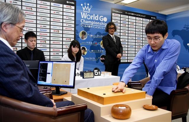 박정환 9단이 22일 일본 오사카의 일본기원 간사이 총본부에서 열린 월드바둑챔피언십 이틀째 대국에서 인공지능(AI) 딥젠고를 상대로 대국을 시작하고 있다. 한국기원