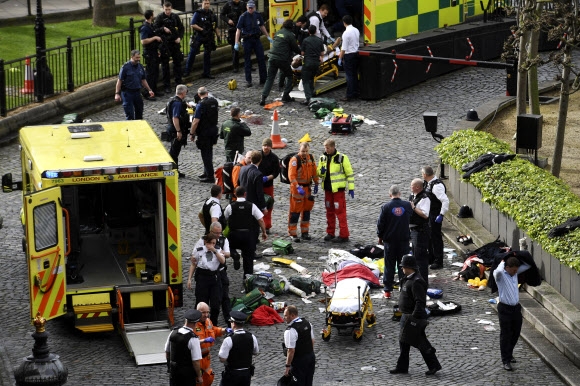 지난 22일(현지시간) 영국 런던 국회의사당 주변에서 테러 사건이 발생한 가운데 경찰이 현장을 조사하고 있다. 런던 AP 연합뉴스