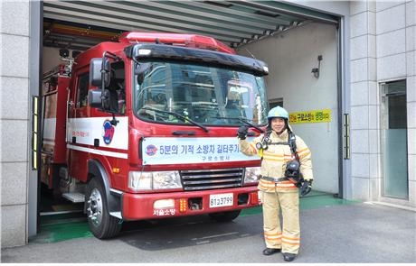 오봉수 서울시의원이 22일 소방차 길 터주기 국민참여훈련에 참석, 직접 소방복을 입고 홍보에 나서고 있다.