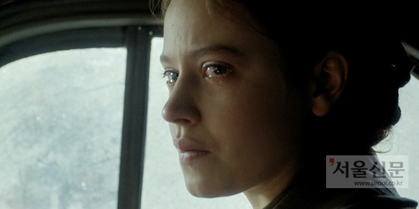 ‘아뉴스 데이’ 뮤직비디오 한 장면.