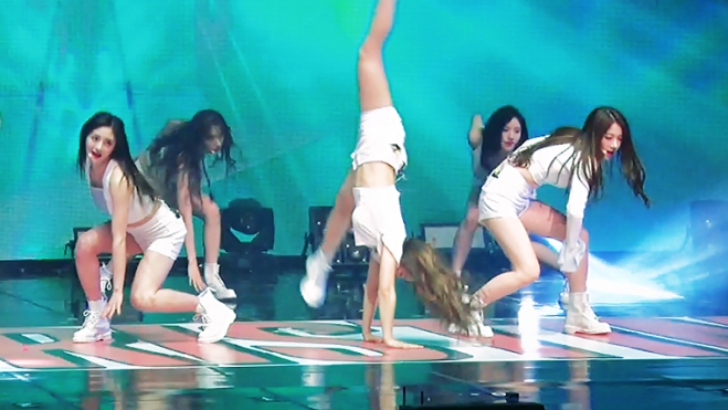 프리스틴이 22일 서울 서초구 한전아트센터에서 열린 데뷔 쇼케이스에서 수록곡 ‘블랙 위도우’의 무대를 선보이고 있다. 김형우 기자 hwkim@seoul.co.kr