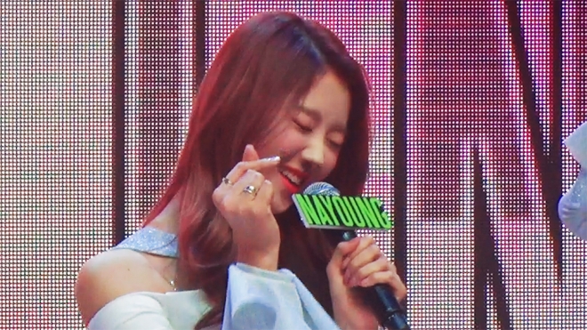 걸그룹 프리스틴 임나영이 손가락으로 하트 모양을 만들어보이며 애교를 선보이고 있다. 김형우 기자 hwkim@seoul.co.kr