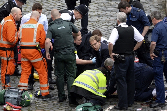 22일(현지시간) 영국 런던 의사당 부근에서 차량·흉기 테러가 발생해 범인을 포함해 5명이 숨지고 40여명이 다쳤다. AP 연합뉴스