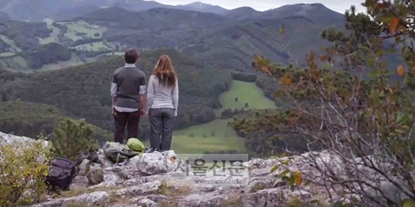 ‘아마도 내일은’ 메인 예고편의 한 장면.