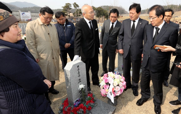천안함 46용사 묘역 찾은 홍준표 지사