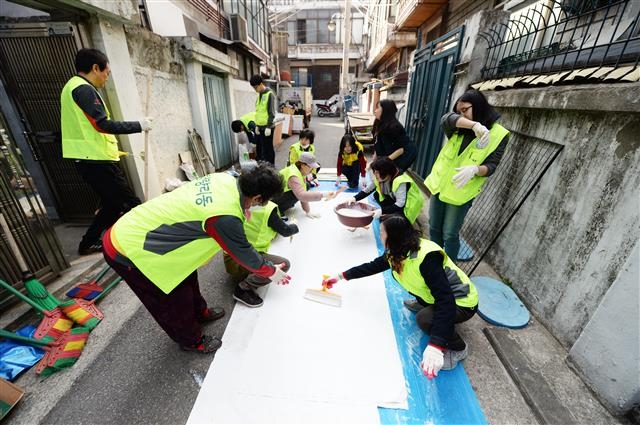 서울 동대문구가 동네별로 운영하는 이웃돕기 자원봉사 단체 중 하나인 청량리동위원회 회원들이 지난 19일 지역 내 어려운 이웃의 집을 수리해 주는 봉사활동을 하고 있다. 동대문구 제공