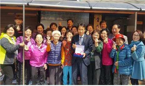 김광수 서울시의원(가운데)이 22일 노원구 수락산에 위치한 숲속경로당에서 수도시설 등 환경개선 노력에 대한 공로로 감사패를 받고 기념촬영을 하고 있다.