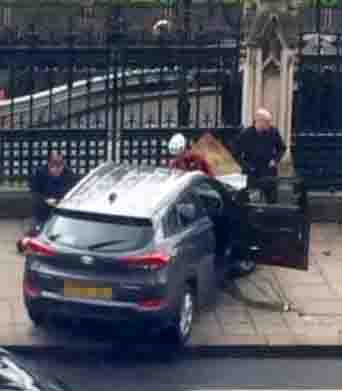 영국 런던 의사당 부근에서 22일(현지시간) 발생한 차량 테러에 사용된 스포츠유틸리티차량(SUV)이 인도를 넘어 의사당 난간과 충돌한 뒤 처참하게 부서져 있다. 런던 연합뉴스