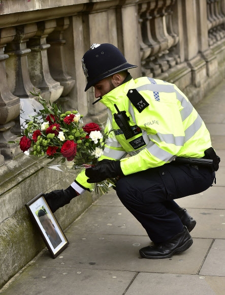 ‘런던 테러’희생 동료 애도하는 英 경찰관