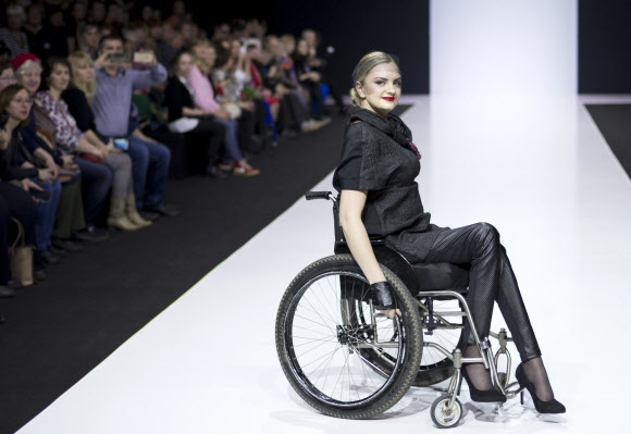 장애를 가진 모델이 23일(현지시간) 러시아 모스크바에서 열린 ‘모스크바 패션 위크’ 중 오픈 월드 쇼에서 디자이너 Tatyana Malchikova의 작품을 선보이고 있다. AP 연합뉴스