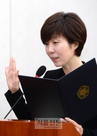 인사청문회에서 선서하는 이선애 헌법재판관 후보
