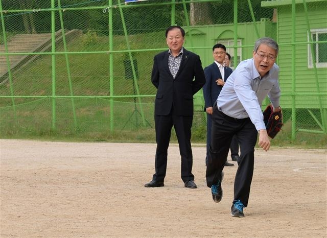 2015년 금융위원장배 야구대회에서 시구하는 임종룡 위원장의 모습. 금융위 제공
