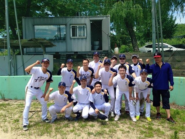 올해 기필코 5할 승률을 달성하겠다는 금융위 야구동호회 회원들이 경기에 앞서 파이팅을 외치고 있다.  금융위 제공 