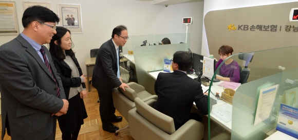 윤 과장(가운데) 등이 KB손보 고객 상담실을 찾은 고객에게 애로사항이 있는지 묻고 있다. 손형준 기자 boltagoo@seoul.co.kr