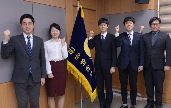 이영민(왼쪽부터), 서승리, 김경문, 권진웅, 홍재선 금융위원회 수습사무관이 금융현장지원단과의 동행을 계기로 현장의 목소리를 잘 듣는 공무원이 되겠다고 다짐하고 있다. 최해국 선임기자 seaworld@seoul.co.kr