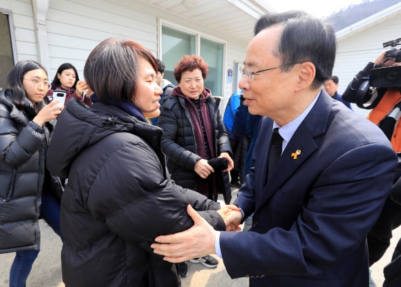 26일 오후 세월호 사고 당시 해양수산부 장관이었던 이주영 자유한국당 의원이 전남 진도군 팽목항을 방문해 미수습자 가족들과 대화를 나누고 있다.  연합뉴스
