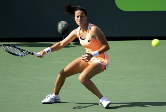 스페인 테니스선수 라라 아루아바레나가 26일(현지시간) 미국 플로리다주 키비스케인에서 열린 마이애미 오픈 여자 단식에서 경기를 펼치고 있다. AP 연합뉴스