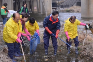 빗자루를 든 구청장