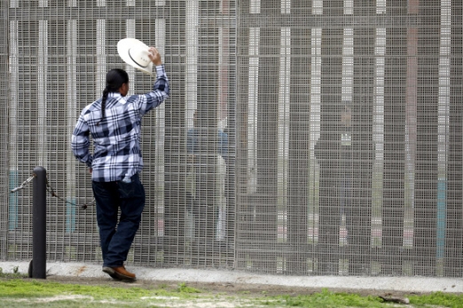 [포토]국경 너머의 대화
