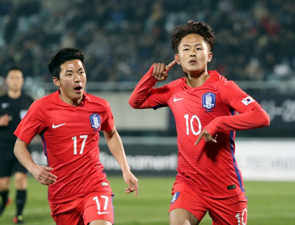27일 충남 천안종합운동장에서 열린 U-20 4개국 축구대회 한국과 잠비아의 경기에서 한국 이승우가 골을 넣고 환호하고 있다.  연합뉴스
