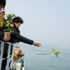 [포토]세월호 사고 해역에 그리움 담아 꽃 던지는 미수습자 가족
