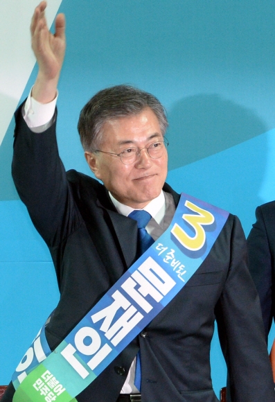 27일 오후 광주여대 유니버시아드 체육관에서 열린 더불어민주당 권역별 순회투표에서 1위에 오른 문재인 후보가 손을 높이 들고 있다.    도준석 기자 pado@seoul.co.kr