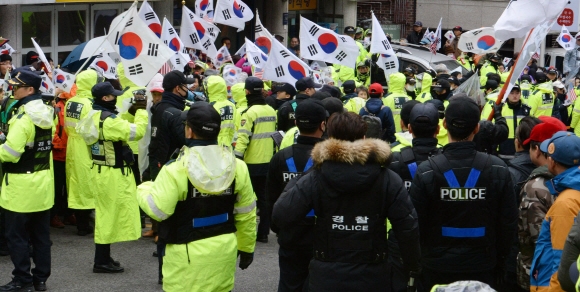 27일 검찰이 박근혜 전 대통령에게 구속영장을 청구한다고 발표하자 경찰병력을 삼성동 자택주변에 증강하여 배치하고 있다.    이언탁 기자 utl@seoul.co.kr