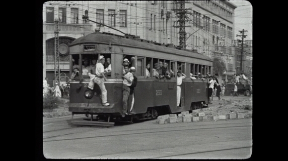 1945년 9월 전차를 이용하는 서울 시민. 한국영상자료원 제공