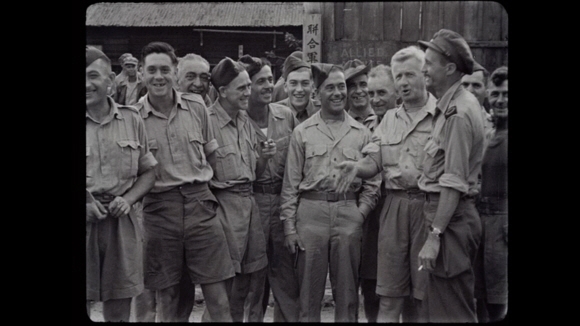 1945년 9월 연합군 포로수용소 앞에 모인 호주군. 한국영상자료원 제공
