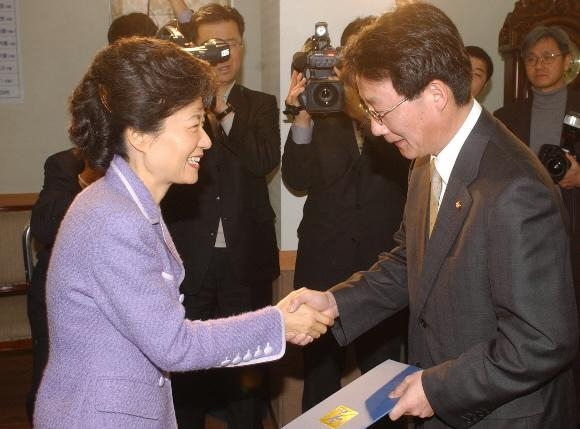 바른정당 유승민 후보가 2005년 당시 한나라당 박근혜 대표의 비서실장으로 임명장을 수여받고 있는 모습. 사진 서울신문 DB.