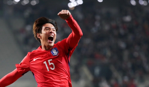 28일 서울월드컵경기장에서 열린 2018 러시아 월드컵 최종예선 7차전에서 선제골을 넣은 홍정호(장쑤 쑤닝)가 환호하고 있다. 한국 대표팀이 시리아를 1-0으로 이겼다. 연합뉴스