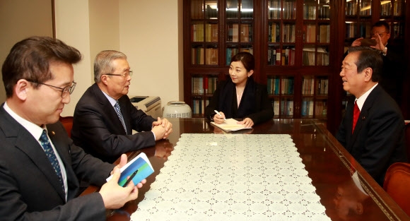 김종인(왼쪽 두 번째) 전 더불어민주당 비대위 대표가 28일 서울 종로구에 있는 자신의 사무실에서 일본 민주당의 오자와 이치로(오른쪽) 전 간사장과 이야기를 나누고 있다. 연합뉴스