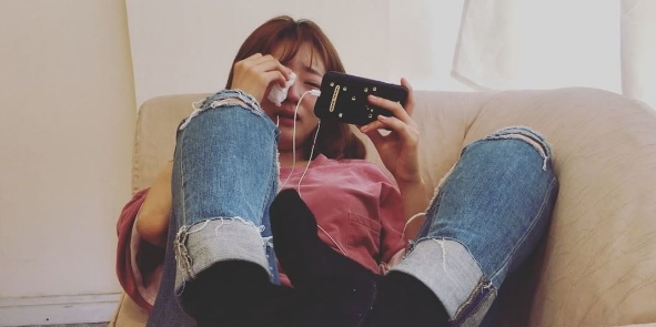 사진=스마트폰 보며 눈물 터트리는 에이핑크 보미 [에이핑크 은지 인스타그램 캡처]