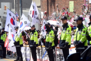 박 전 대통령 영장실질심사 D-1…지지자들, 자택 앞서 바이올린 연주까지