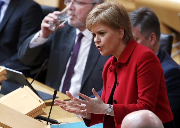 스코틀랜드 의회, 독립 투표안도 통과 