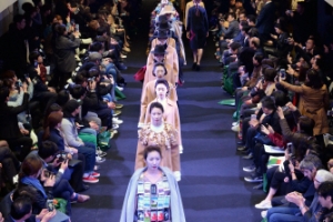 화려한 패션쇼 무대로 변한 세운상가