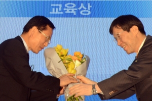 [서울포토]포스코청암상 교육상 수상한 경북대 사범대 부설중학교