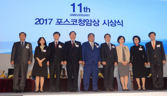 29일 서울 강남구 포스코센터에서 열린 제11회 포스코청암상 시상식에서 권오준(오른쪽 첫번째) 포스코청암재단 이사장과 수상자들이 기념사진을 찍고 있다. 왼쪽부터 강창희 전 국회의장, 이종흔 고려대 신소재공학부 교수 내외, 이동길 경북대 사범대학 부설중학교장, 지미 팸 베트남 코토(KOTO) 대표, 김명환 LG화학 배터리연구소장 내외, 장옥자 여사(故 박태준 명예회장 부인), 권 이사장. 박지환 기자 popocar@seoul.co.kr