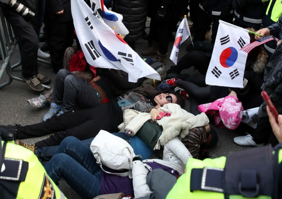 박근혜 자택 앞 드러누운 지지자들