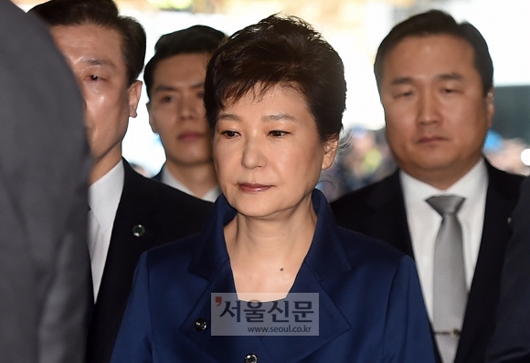 박근혜 전대통령이 30일 오전 영장실질심사를 받기 위해 서울 중앙 지법에 도착하고 있다. 정연호 기자 tpgod@seoul.co.kr