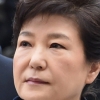 박근혜, 뇌물죄 추궁에 “사람 더럽게 만드나” 역정
