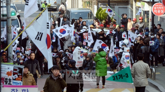 박근혜 전대통령이 영장실질심사를 받는 30일 오전 지지자들이 삼성동 박근혜 전대통령 자택 앞에 영장기각을 외치고 있다. 강성남 선임기자 snk@seoul.co.kr